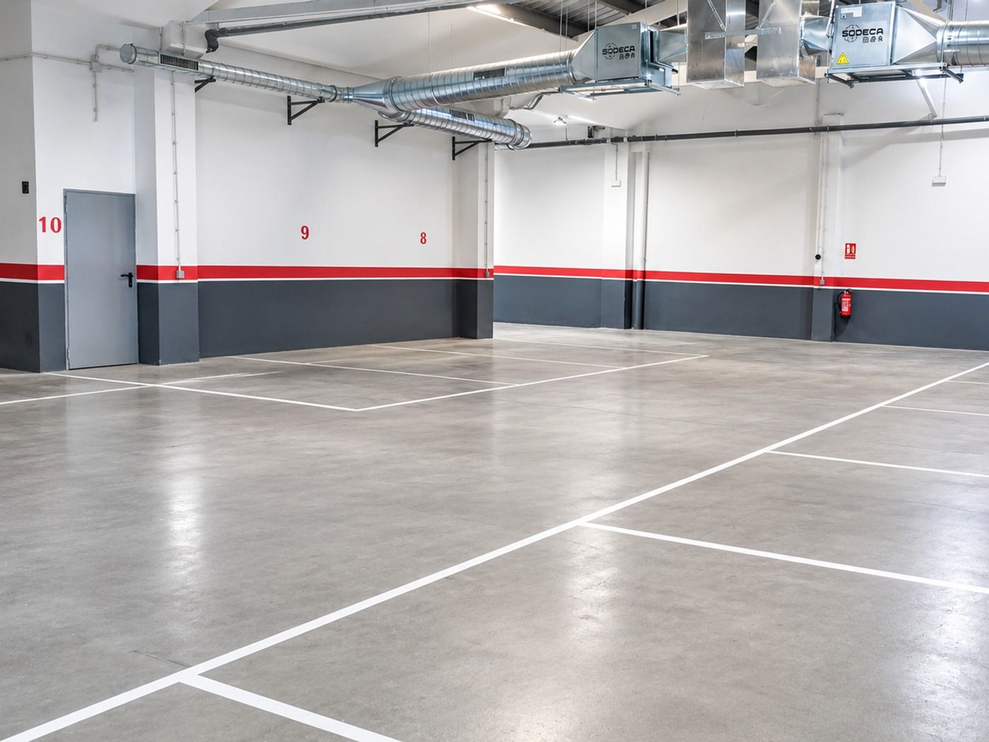 Garaje comunitario cerrado con plazas numeradas en Lleida